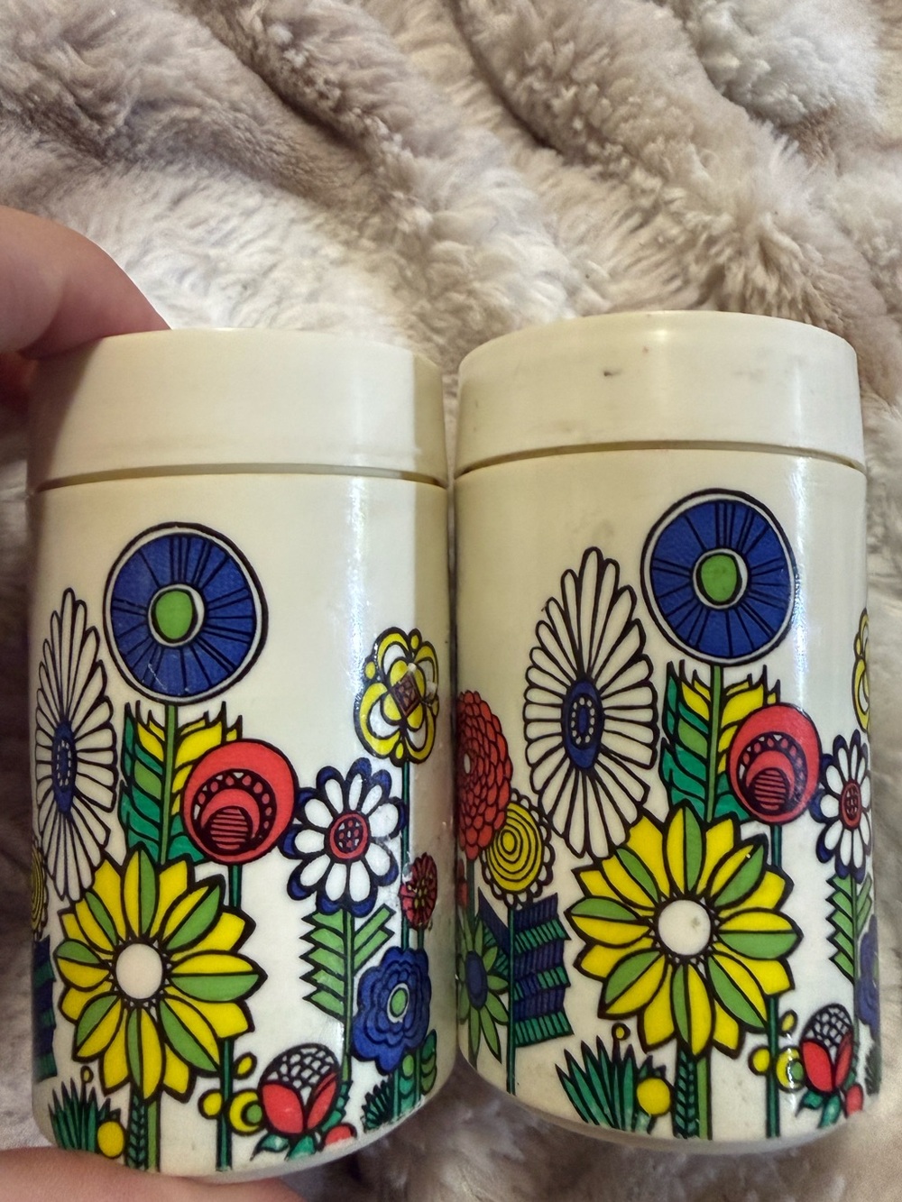 Vintage Mod Salt and Pepper shaker Plasic flowers design retro